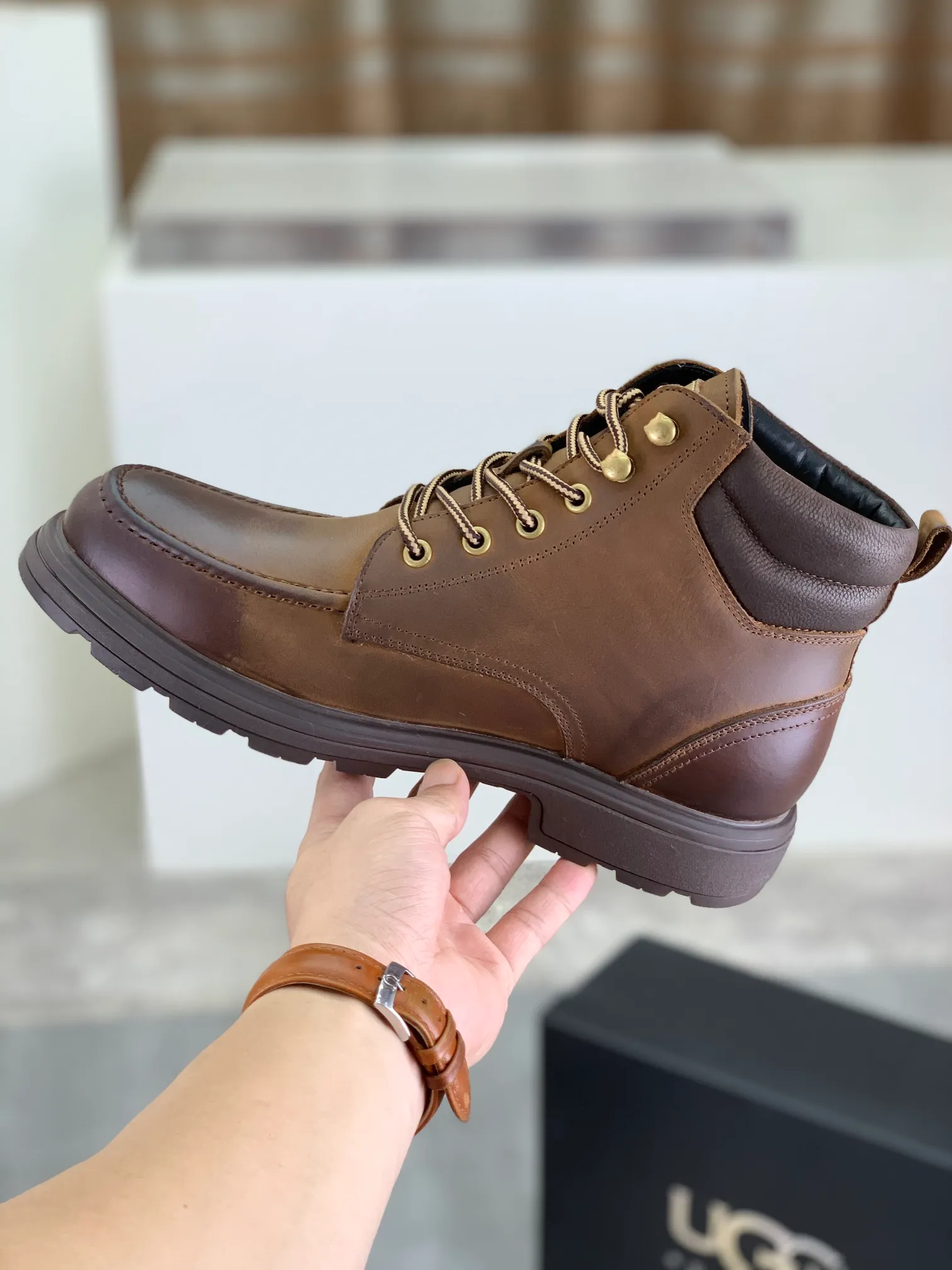 Factory price P640 💶[UGG] (full wool lining) Top-end high-quality fur integrated warm snow boots from Australia's warm luxury men's shoes brand, UGG-5877 official website synchronized, made of imported cowhide, carefully sewn...Imported rubber outsole (comfortable, soft, wear-resistant) The quality is really great...Exquisite workmanship, you can't put it down at first sight, code number: 39-44 Color: 3️⃣colors available